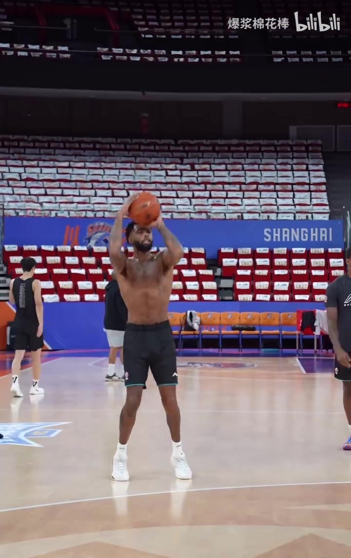 在NBA不算大块头的拉塞尔这身肌肉在CBA是什么水平?